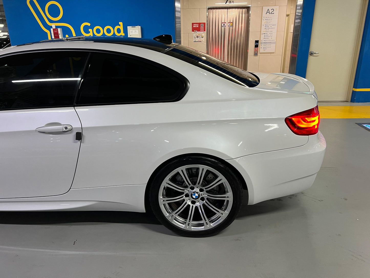 BMW E92 M3 | 43.958 km | Mineralweiß | DKG | Coupé