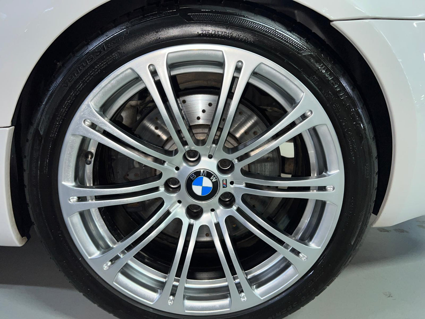 BMW E92 M3 | 43.958 km | Mineralweiß | DKG | Coupé