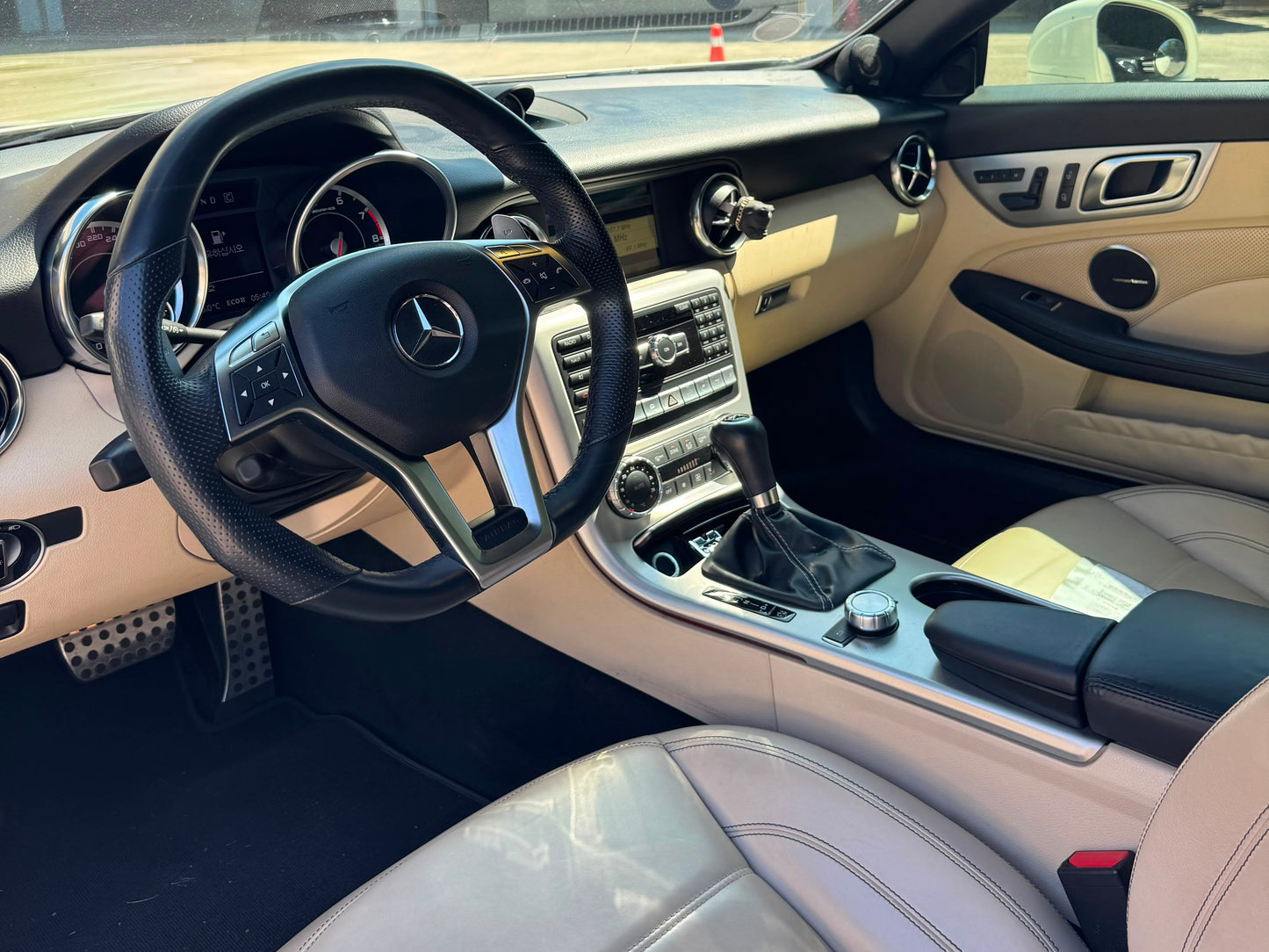 Mercedes-Benz SLK 55 AMG (R172) | 65.989 km | Calcitweiß | AMG SPEEDSHIFT PLUS 7G-TRONIC | Roadster | Südkorea