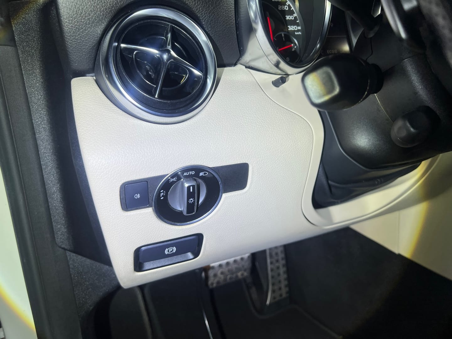 Mercedes-Benz SLK 55 AMG (R172) | 65.989 km | Calcitweiß | AMG SPEEDSHIFT PLUS 7G-TRONIC | Roadster | Südkorea